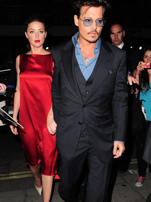 Johnny Depp leva namorada para jantar depois de <i>première</i>