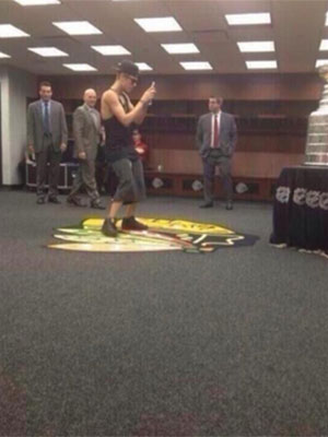 Justin Bieber irrita torcedores de time de hóquei. Entenda!