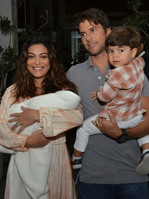 Juliana Paes deixa a maternidade com Antônio nos braços ao lado família, veja aqui!