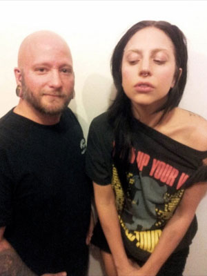 Lady Gaga aparece com sobrancelha descolorida e novo <i>piercing</i>