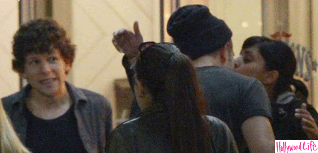 Robert Pattinson é flagrado beijando garota misteriosa em Toronto