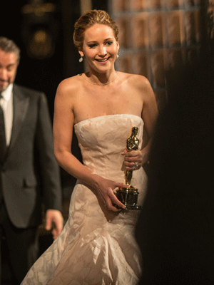 Jennifer Lawrence diz que estatueta do <i>Oscar</i> tem uma <i>energia estranha</i>