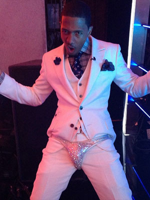 Nick Cannon posa com sunga prateada cravejada de pedras
