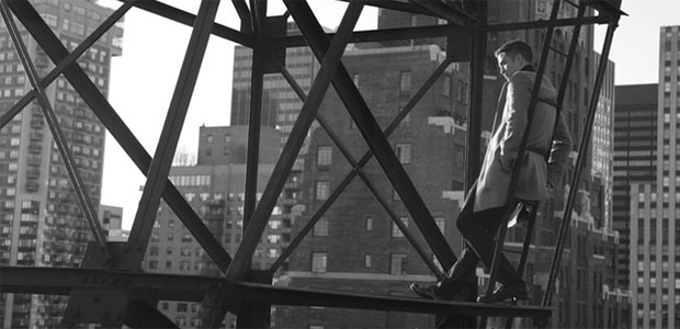Robert Pattinson se equilibra em vigas para nova imagem da <i>Dior</i>