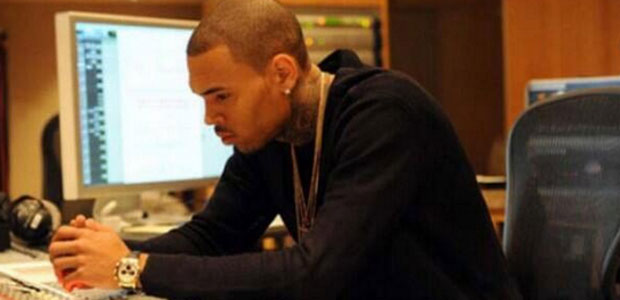 Chris Brown continua checando página do <i>Twitter</i> de Rihanna