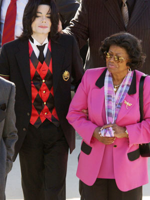 Médico afirma que mãe de Michael Jackson sabia sobre sua dependência