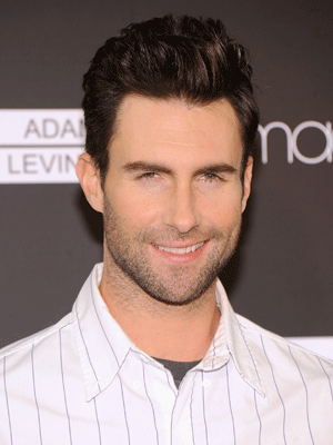 Adam Levine avisou a ex que estava noivo de outra por mensagem de texto