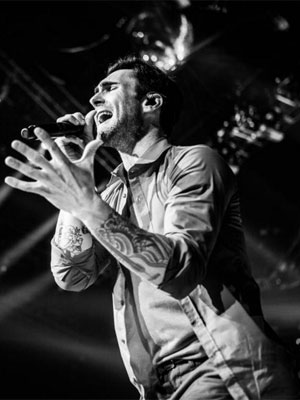 Adam Levine disse que a acne o deixou deprimido