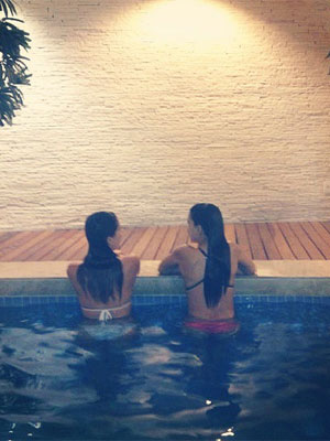Após término de seu namoro, Mariana Rios aproveita companhia de amiga