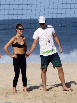 Fernanda Lima e Rodrigo Hilbert jogam vôlei