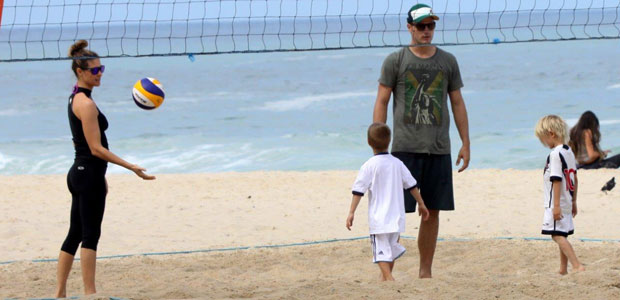 Fernanda Lima se diverte com os filhos na praia