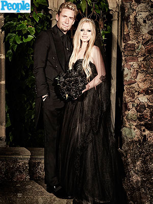 Avril Lavigne comenta a escolha do vestido de noiva preto