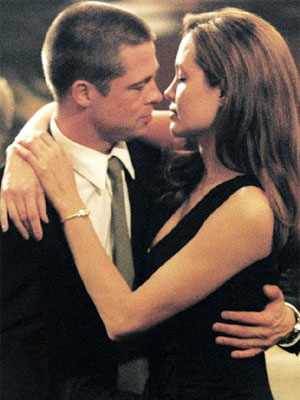 Brad Pitt presenteia Angelina Jolie com um avião particular