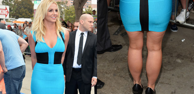 Britney Spears usa vestido justo e mostra celulite