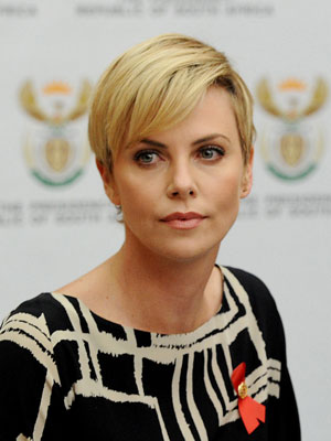 Charlize Theron aparece com cabelos mais compridos