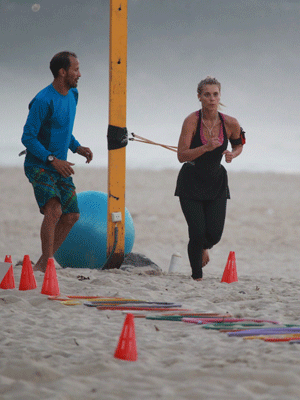 Carolina Dieckmann se exercita na praia, veja aqui!