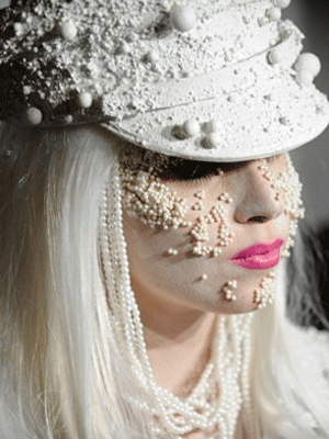 Lady Gaga dá detalhes sobre a lesão no quadril que a tirou dos palcos