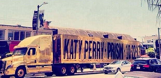 Katy Perry anuncia novo álbum em caminhão dourado