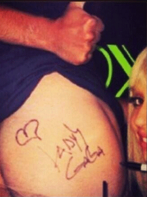 Lady Gaga autografa o <i>derrière</i> do namorado, veja aqui a assinatura!