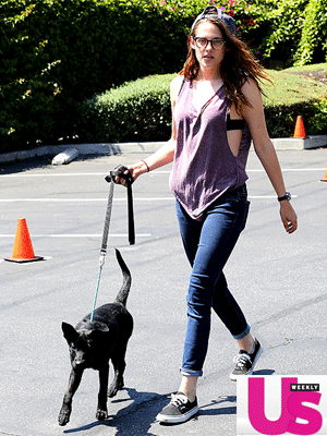 Kristen Stewart deixa o sutiã a mostra enquanto passeia com cachorro, veja a foto!