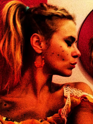 Carolina Dieckmann se fantasia de caipira para festa. Confira!