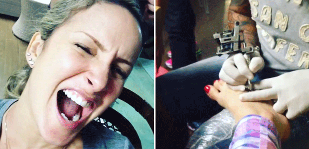 Acompanhada pelo filho Davi, Claudia Leitte faz tatuagem no pé