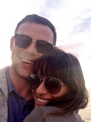 Lea Michele afirma que está <i>cercada de amigos</i> após a morte de Cory Monteith