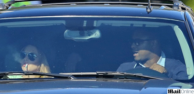Lindsay Lohan é flagrada com cigarro depois de deixar <i>rehab</i>