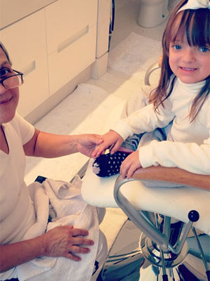 Rafaella Justus faz as unhas da mão em salão de beleza