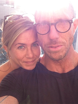 Sem maquiagem, Jennifer Aniston posa ao lado de <i>hairstylist</i>, veja aqui!