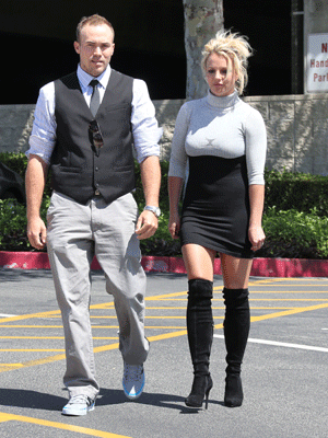 Britney Spears arruma saia curta para entrar na igreja, veja aqui!