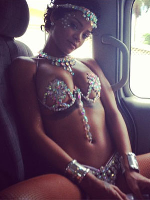 Rihanna usa traje provocador para celebrar Carnaval em Barbados