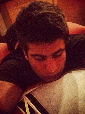Enzo Celulari divulga foto estudando em rede social