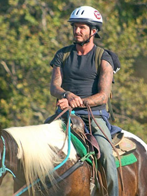 David Beckham é fotografado andando a cavalo com a família