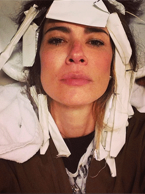 De papelotes no cabelo, Luciana Gimenez posta foto em dia de cuidar da beleza, veja!