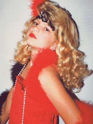 Fergie posta foto toda glamorosa da infância, veja aqui!