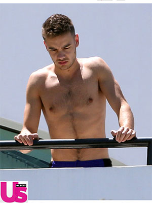 Liam Payne, da <i>One Direction</i>, mostra boa forma sem camisa