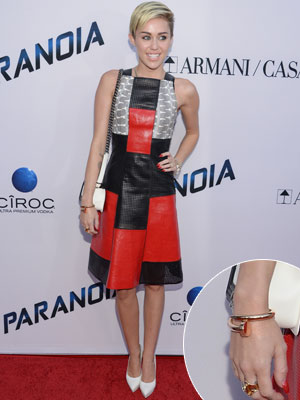 Miley Cyrus usa pulseira de 82 mil reais para evento