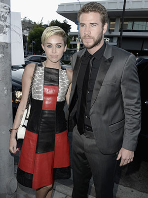 Miley Cyrus vai a evento com o noivo, Liam Hemsworth