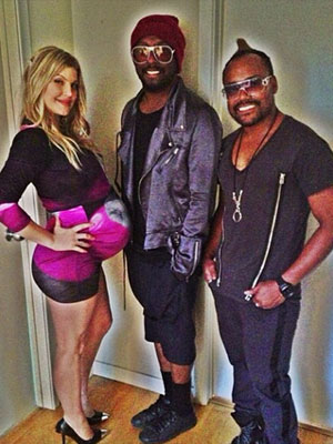 Fergie divulga foto grávida com vestido justo ao lado de amigos