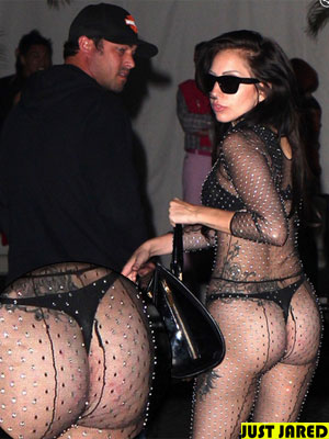 Usando macacão transparente, Lady Gaga exibe espinhas no <i>derrière</i>