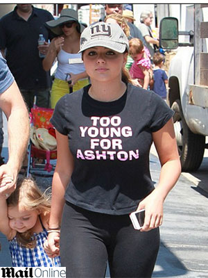Atriz de <i>Modern Family</i> usa camiseta fazendo piada com Ashton Kutcher