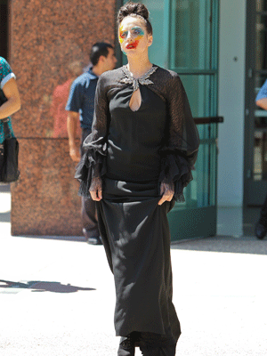 Depois de estreia de <i>single</i>, Lady Gaga transita com o rosto pintado, veja aqui!