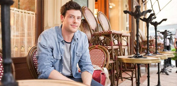 Pertences de Cory Monteith são retirados de sua casa