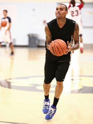 Depois de convulsão, Chris Brown joga partida de basquete contra policiais