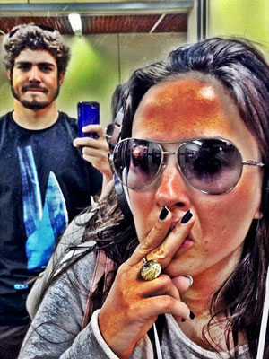 Caio Castro e Tatá Werneck se divertem nos bastidores de <i>Amor à Vida</i>