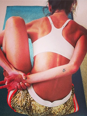 Luciana Gimenez mostra elasticidade em foto praticando <i>yoga</i>