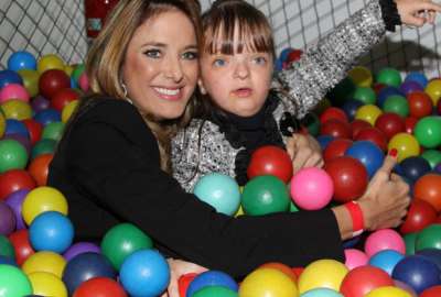 Ex-mulheres de Roberto Justus mostram  lado maternal e brincam com filhos em evento