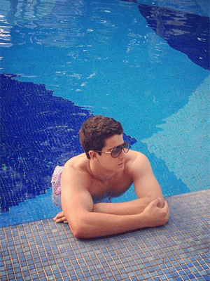 Enzo Celulari posta foto na piscina e arranca suspiros das seguidoras