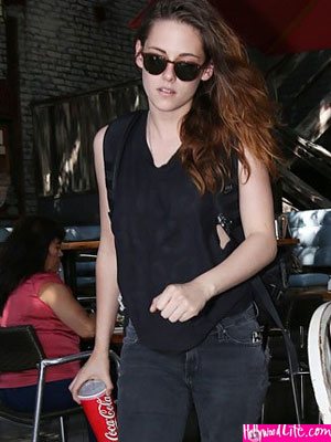 Kristen Stewart é flagrada com amigos em restaurante. Confira!